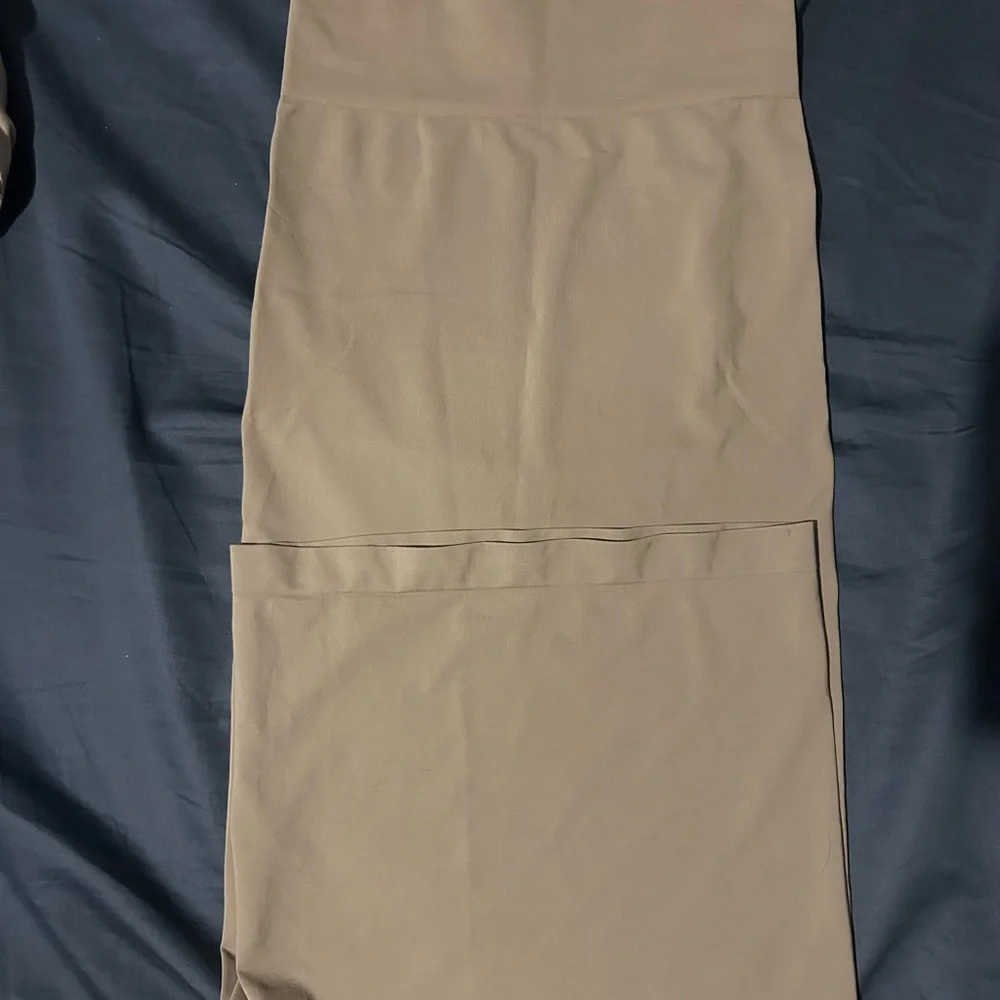 SKIMS Elegant Tan Pencil Skirt - Picture 3 of 5